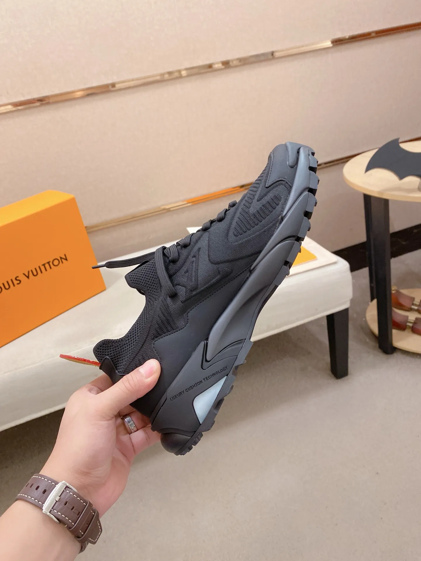 Men's Men's Shoes💰: 620💰The high version of the LV Runner Tatic sneakers are made of a whole piece of technical knitting to create an easy-to-take-on design, and are trimmed with cow leather to outline the upper. The LV logo on the side creates a dynamic feel among the textures, and the leather back strap is shaped like the handle fasteners in the Louis Vuitton leather goods collection. Mixed materials Laces Louis Vuitton accents Rubber outsole with Vuitton logo Size 39-44 Customizable 38.45.46